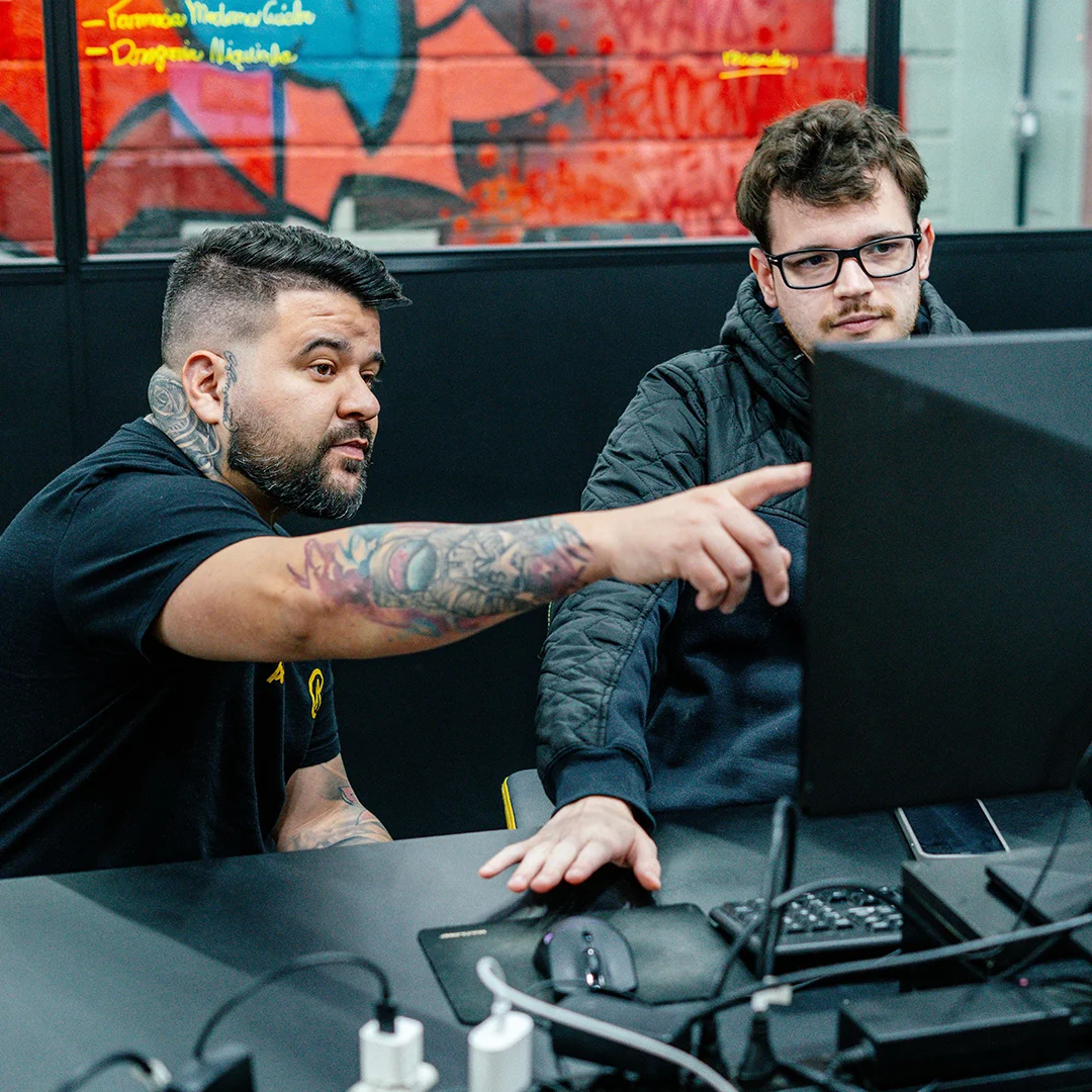 Dois homens trabalhando em um computador